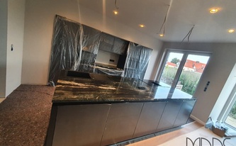 Kücheninsel mit einer Granit Arbeitsplatte Belvedere