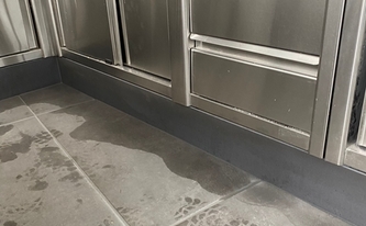 Montage der Porcelanosa Sockelleisten Liem Grey