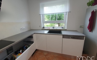 Küche in Hofheim am Taunus mit Infinity Arbeitsplatten und Wischleisten Concrete Grey