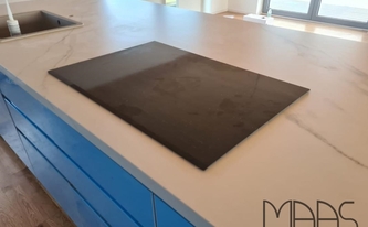 Ceranfeld in der CTX - Basic Keramik Arbeitsplatte Calacatta Grey