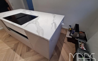 Infinity Arbeitsplatte Classic Statuario mit Ceranfeld