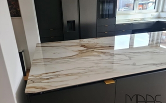 Level Keramik Arbeitsplatte Macchia Vecchia auff der Kücheninsel montiert