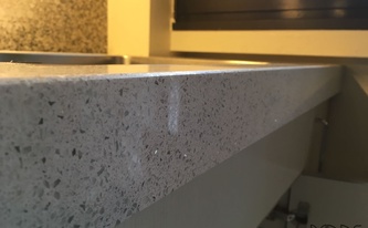 Silestone Arbeitsplatten Blanco Stellar mit polierten Oberflächen