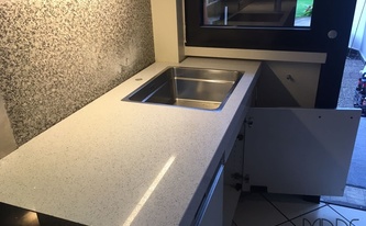 Montage in Hürth der Silestone Arbeitsplatten Blanco Stellar