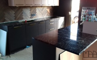 Küche in Idsteim mit Marmor Arbeitsplatten Black Forest Gold
