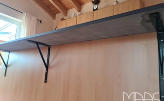 Regalwinkel unter der Dekton Arbeitsplatte Laurent