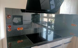 Küche in Ingolstadt mit Granit Arbeitsplatten und Rückwände Devil Black