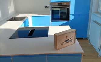 IKEA Küche mit Compac Arbeitsplatten Absolute Blanc