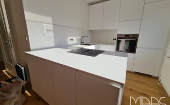 IKEA Küche in Innsbruck mit Compac Arbeitsplatten und Rückwände Absolute Blanc