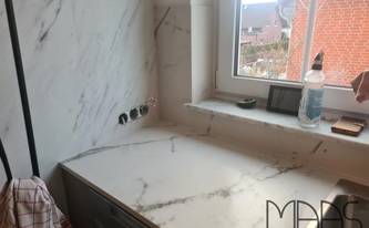 Montage der Dekton Arbeitsplatte und Rückwand Kairos