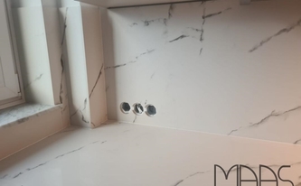 Steckdosenbohrungen in der Dekton Rückwand Kairos