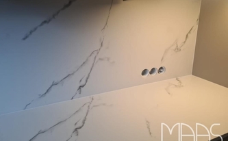 Küche in Isernhagen mit Dekton Arbeitsplatte und Rückwand Kairos