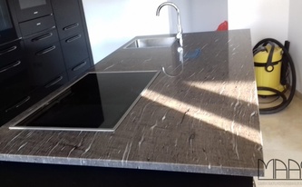 Granit Arbeitsplatte Brown Silk auf der Kücheninsel montiert