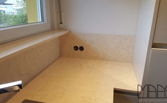 Montage der Arbeitsplatten und Rückwände aus Silestone Phoenix