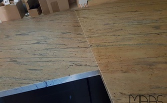 IKEA Küche mit Granit Arbeitsplatten Atlantic Yellow in Kaltenkirchen eckige Form