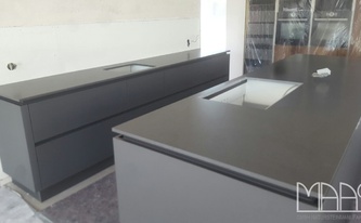 Moderne Arbeitsplatte aus dem Material Caesarstone 4120 Raven