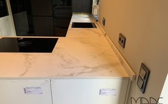 Küche in Karlsruhe mit Dekton Arbeitsplatten und Wischleisten Entzo