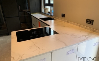 Schwarz-Weiß Küche mit Arbeitsplatten in Marmoroptik von Dekton Entzo