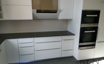 L-förmige Küche mit Arden Blue Silestone Arbeitsplatten