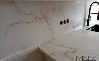 Dekton Rückwände Entzo mit Steckdosenbohrungen