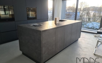 Küche in Kelmis mit Neolith Arbeitsplatte und Seitenwangen Iron Grey