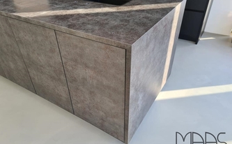 Kücheninsel mit Neolith Arbeitsplatte und Seitenwangen Iron Grey