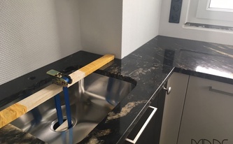 Granit Arbeitsplatten Matrix Titanium in Kerpen montiert