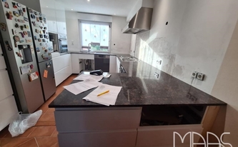 IKEA Küche mit Granit Arbeitsplatten Tan Brown