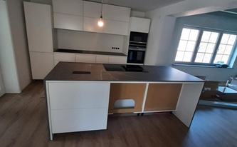 Küche in Kerpern mit Infinity Arbeitsplatten und Seitenwangen Pietra Grey