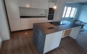Montage der Infinity Arbeitsplatten und Seitenwangen Pietra Grey