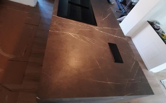 Kücheninsel mit Infinity Arbeitsplatte und Seitenwangen Pietra Grey