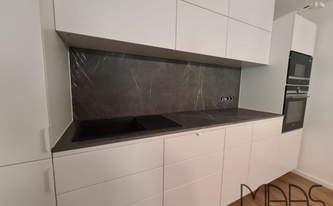 Küchenzeile mit Infinity Arbeitsplatte und Rückwand Pietra Grey