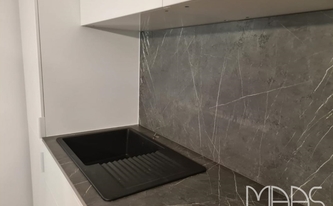 Schwarze Spüle in der Infinity Arbeitsplatte Pietra Grey