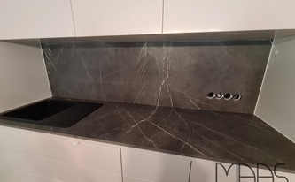 Infinity Arbeitsplatte und Rückwand Pietra Grey auf der Küchenzeile montiert