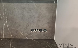 Steckdosenbohrungen in der Infinity Rückwand Pietra Grey