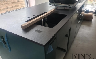 Spüle in der Dekton Arbeitsplatte Sirius