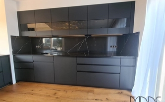 Küche in Koblenz mit CTX-BasicQuarz Arbeitsplatten und Rückwänden 203T Nero Marquina-CTX