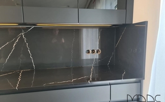 Schwarze Küche mit CTX-BasicQuarz Arbeitsplatten und Rückwänden 203T Nero Marquina-CTX