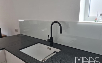 Unterbauspüle in der Granit Arbeitsplatten Impala Scuro und Glasrückwand RAL-Farbe 9016