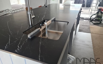Spüle in der Keramik SapienStone Arbeitsplatte Dark Marquina