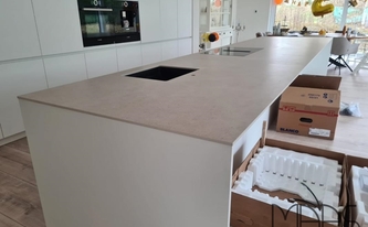 Küche in Koblenz mit Porcelanosa Arbeitsplatten Bottega Caliza