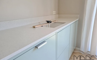 Küchenzeile mit Silestone Arbeitsplatten und Wischleisten Blanco Maple