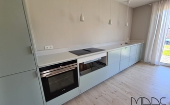 Küchenzeile in Koblenz mit Silestone Arbeitsplatten und Wischleisten Blanco Maple