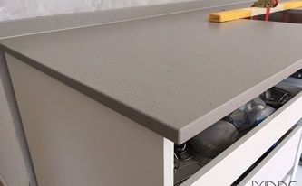 Montage in Köln der Caesarstone Arbeitsplatten 4004 Raw Concrete