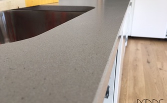 Caesarstone Arbeitsplatten 4004 Raw Concrete mit matten bzw. satinierten Oberflächen