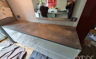 Caesarstone Arbeitsplatte 4033 Rugged Concrete auf der Küchenzeile in Köln montiert