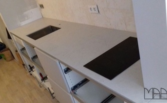 Küchenzeile in Köln mit Caesarstone Arbeitsplatten 5000 London Grey
