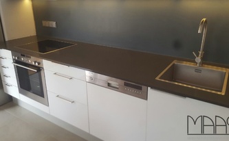 Montage der 4120 Raven Caesarstone Arbeitsplatte 