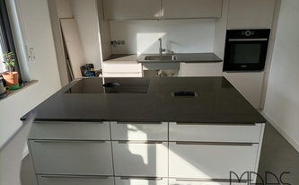 Küche in Köln mit Caesarstone Arbeitsplatten 5003 Piatra Grey