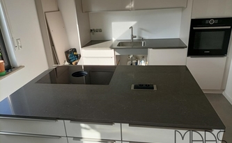 Kücheninsel mit Caesarstone Arbeitsplatte 5003 Piatra Grey
